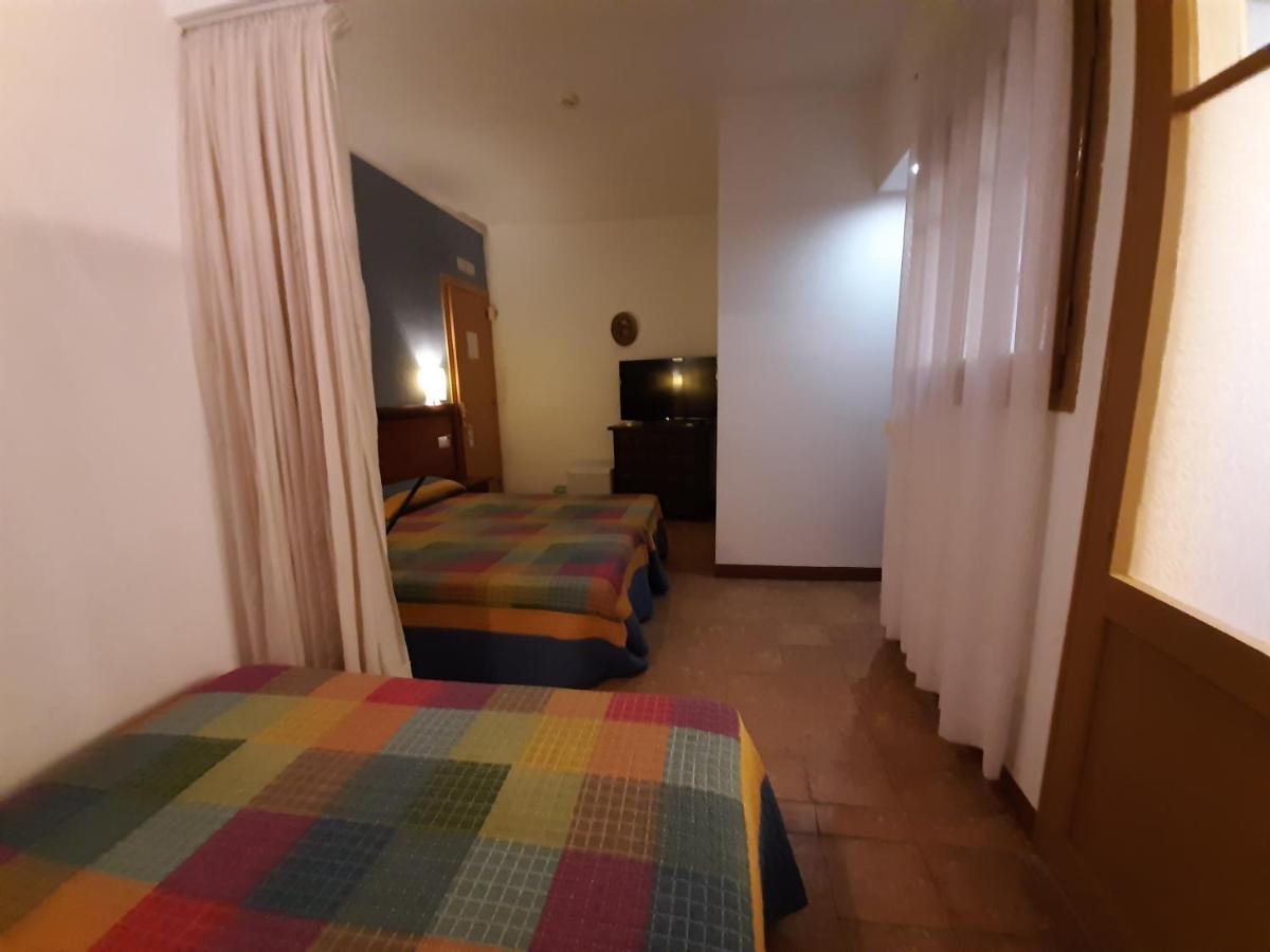 Hostal Platja Камбрильс Экстерьер фото